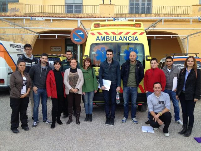 The Municipal Emergency Service teaches a course on basic life support training and semiautomatic defibrillator, Foto 1