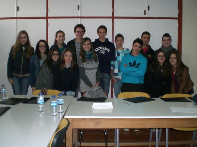 Estudiantes de los IES Juan de la Cierva y Prado Mayor participan en la primera actividad del proyecto ¡Socorro, quiero ser digital! - 1, Foto 1