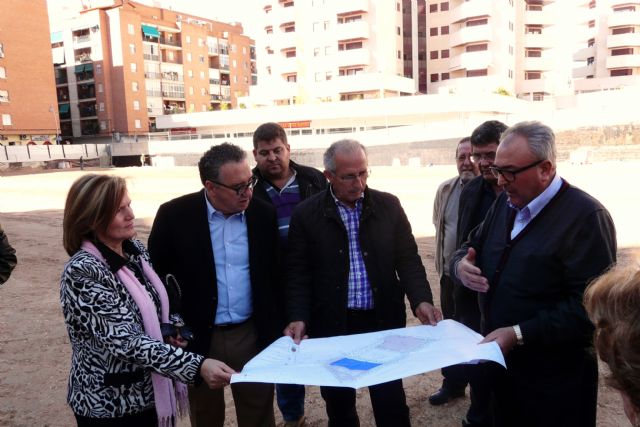 El Alcalde de Molina de Segura visita los trabajos de relleno del solar donde se construirá la nueva Plaza de Europa - 1, Foto 1