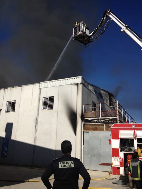 La policia local de Alcantarilla colabora activamente con los bomberos ante el incendio de una nave industrial en el Poligono Industrial Oeste - 1, Foto 1