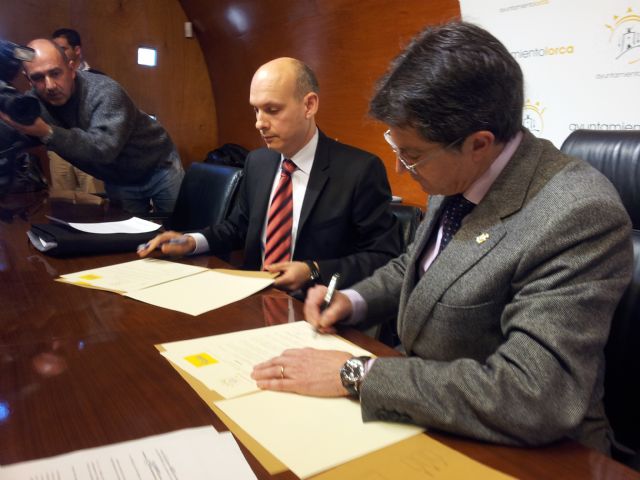 El Alcalde firma un convenio de colaboración con Caja Badajoz - 1, Foto 1