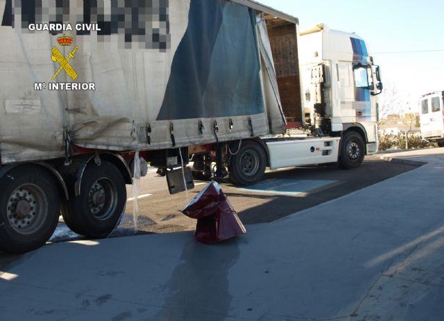 La Guardia Civil detiene por conducción temeraria al conductor del vehículo articulado que derramó mercancías peligrosas en la A-7 - 1, Foto 1