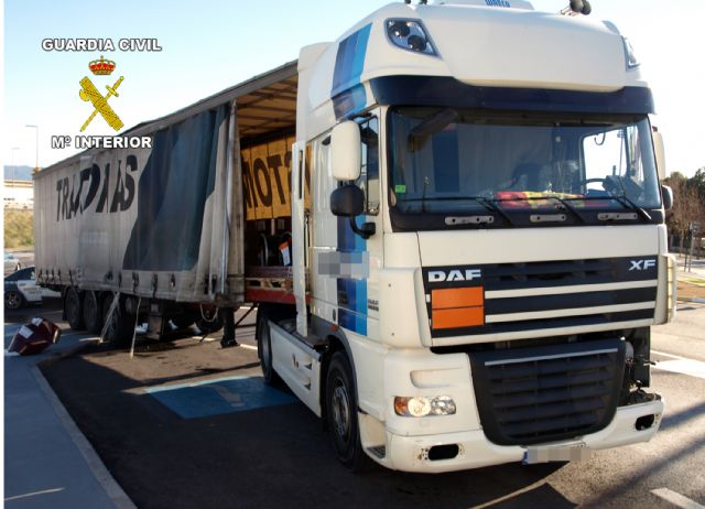 La Guardia Civil detiene por conducción temeraria al conductor del vehículo articulado que derramó mercancías peligrosas en la A-7 - 2, Foto 2