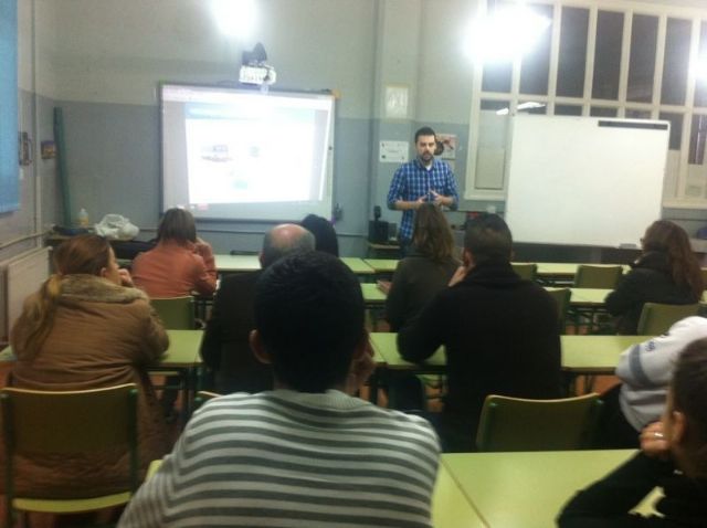 The Municipal Emergency Service imparted to students in the Adult School a talk on first aid, Foto 1