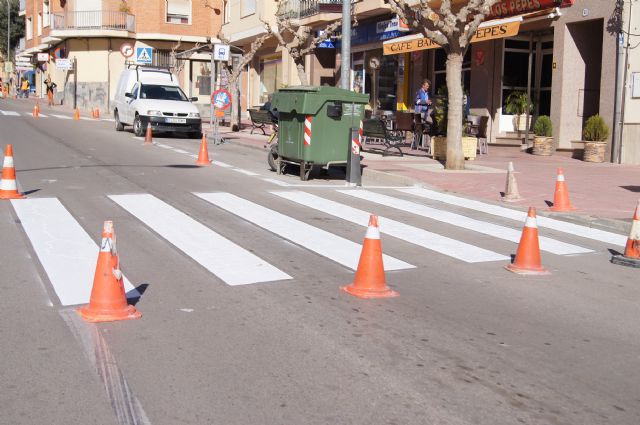 Realizan trabajos de repintado de la señalización horizontal en la Avenida de Lorca y calle General Aznar, Foto 1