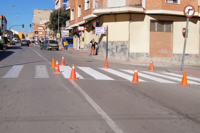 Realizan trabajos de repintado de la señalización horizontal en la Avenida de Lorca y calle General Aznar, Foto 2