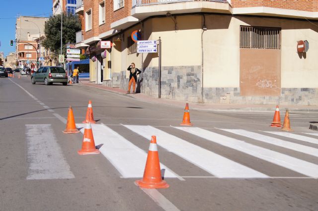 Realizan trabajos de repintado de la señalización horizontal en la Avenida de Lorca y calle General Aznar, Foto 3