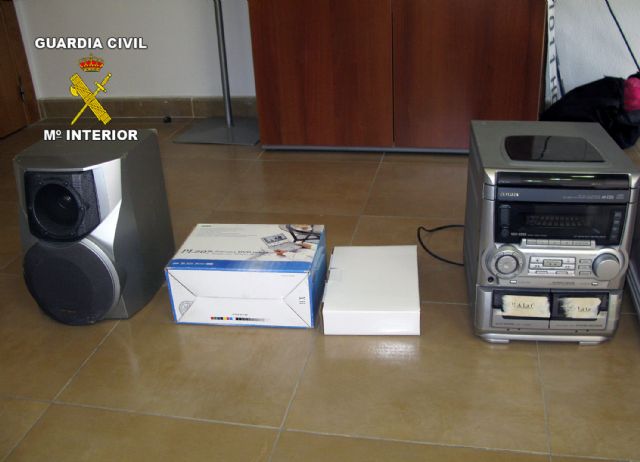 La Guardia Civil desmantela un grupo delictivo dedicado al robo en viviendas en San Javier - 2, Foto 2