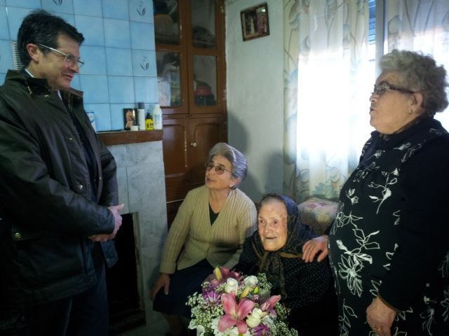 El Alcalde de Lorca felicita a Elvira Carrasco, la lorquina con más edad a sus 107 años - 1, Foto 1