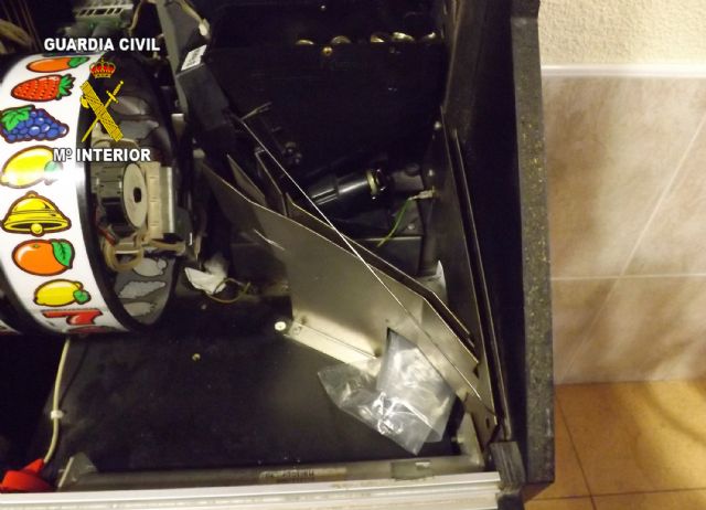 La Guardia Civil detiene a dos personas dedicadas a manipular máquinas recreativas - 2, Foto 2