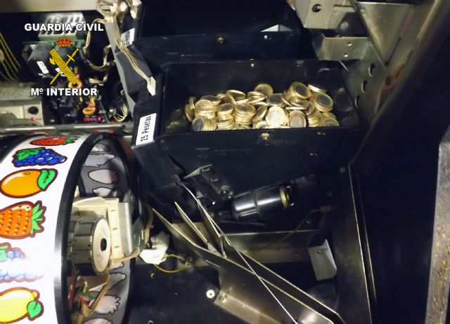 La Guardia Civil detiene a dos personas dedicadas a manipular máquinas recreativas - 3, Foto 3