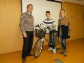 El niño Blas Sarabia gana una bicicleta por visitar la exposición ´La energía que nos mueve´ del Museo de la Ciencia