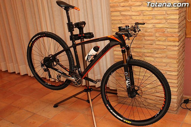 Autoridades municipales asistieron recientemente a la presentación de un equipo ciclista lorquino, que está patrocinado por una empresa totanera, Foto 2
