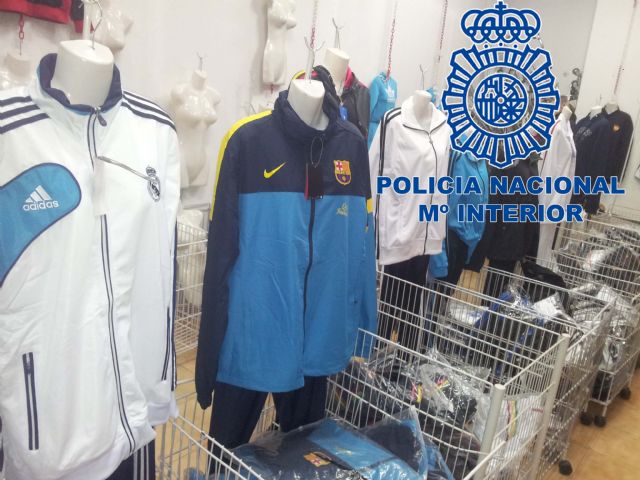 La Policía Nacional se incauta en Murcia de más de un millar de artículos de textil y perfumería falsificados - 1, Foto 1