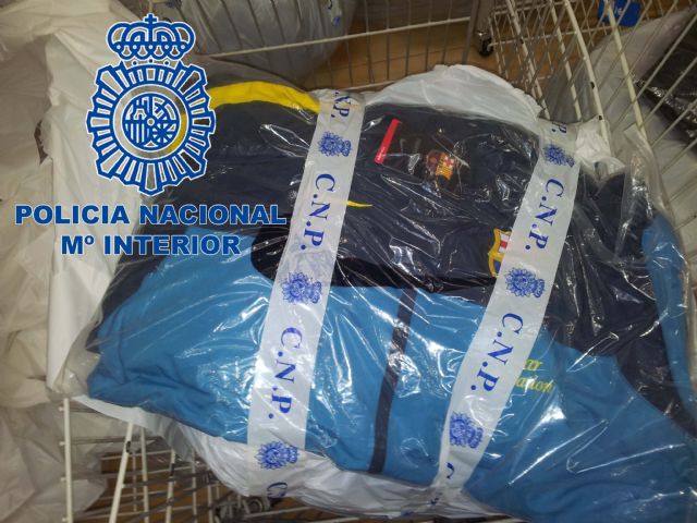 La Policía Nacional se incauta en Murcia de más de un millar de artículos de textil y perfumería falsificados - 2, Foto 2