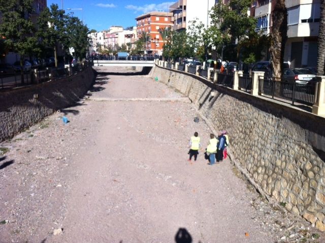 Realizan trabajos de limpieza y mantenimiento en el cauce de la rambla de La Santa a su paso por el casco urbano, Foto 1