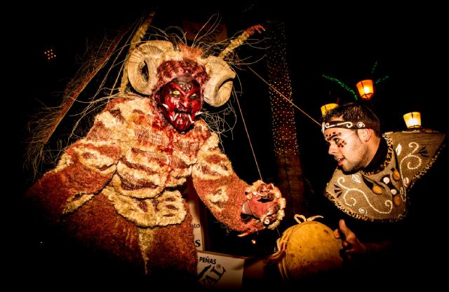 María del Carmen Rodríguez encarna a una endemoniada Mussona en el Carnaval de Águilas - 1, Foto 1