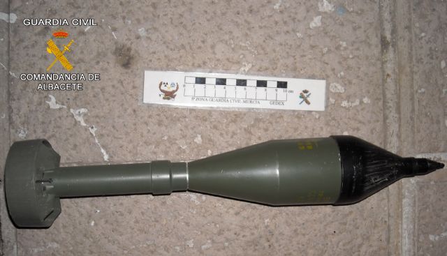 The Civil Guard disables a rifle grenade found on a farm in the town of Murcia Totana
