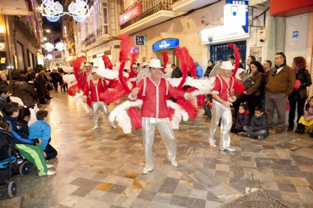 Las plumas, el baile y la música protagonizaron el Pasacalles del Carnaval de Cartagena - 1, Foto 1