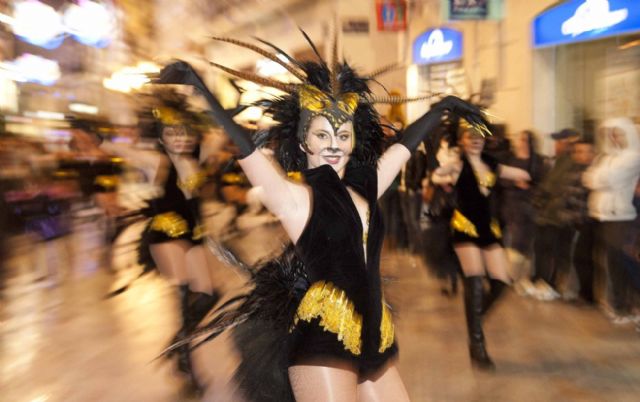 Las plumas, el baile y la música protagonizaron el Pasacalles del Carnaval de Cartagena - 3, Foto 3