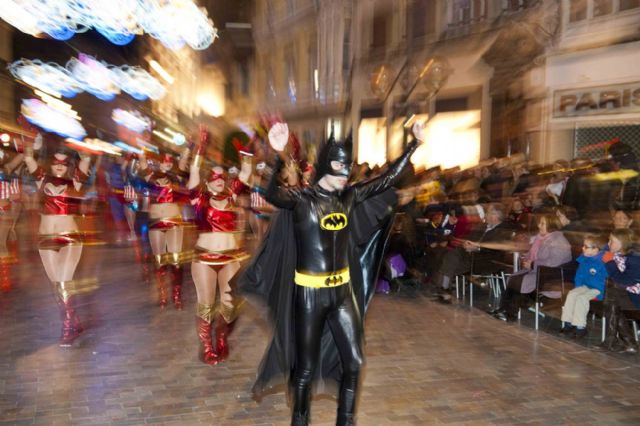 Las plumas, el baile y la música protagonizaron el Pasacalles del Carnaval de Cartagena - 4, Foto 4