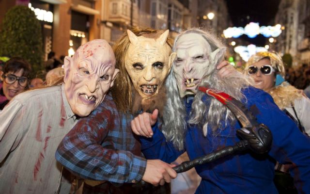 Las plumas, el baile y la música protagonizaron el Pasacalles del Carnaval de Cartagena - 5, Foto 5