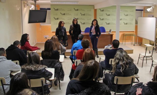 Una veintena de jóvenes desempleados se forman como monitores socioculturales en Puerto Lumbreras - 1, Foto 1