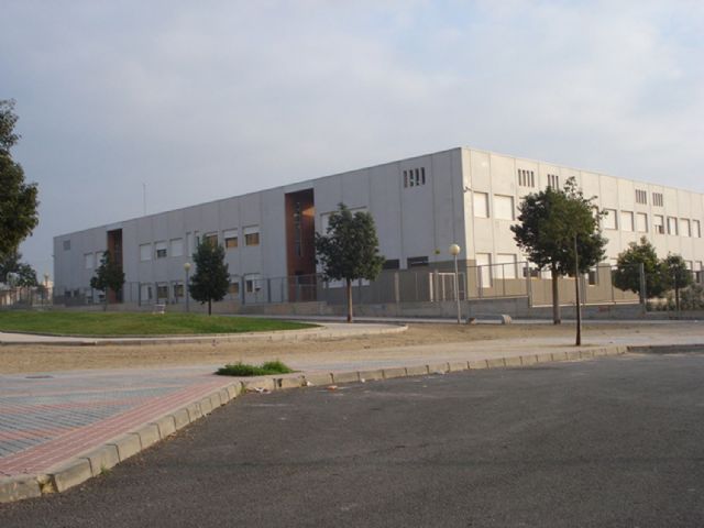 El IES Los Molinos entregará dos toneladas de alimentos a las parroquias del barrio Peral - 1, Foto 1