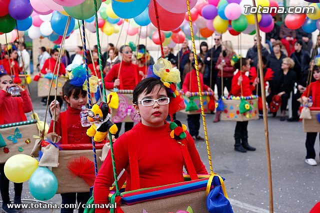 Cientos de personas salen a la calle para recibir el Carnaval infantil 2013 - 1, Foto 1
