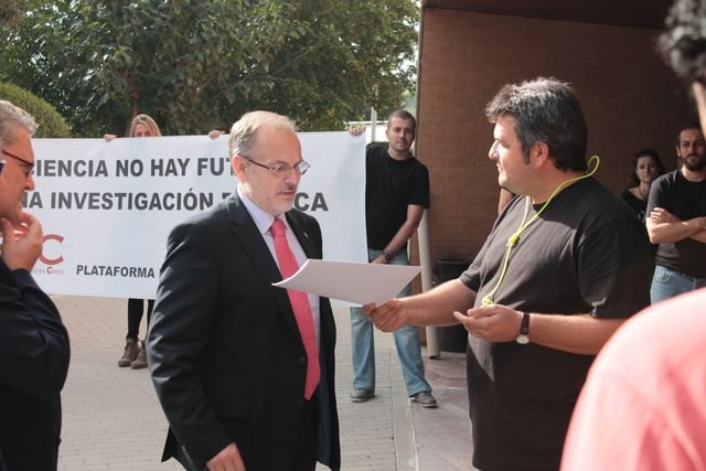 La Plataforma en Defensa de la Investigación propone ralentizar los recortes en Investigación y el mantenimiento de los contratos a Jóvenes Investigadores, Foto 1