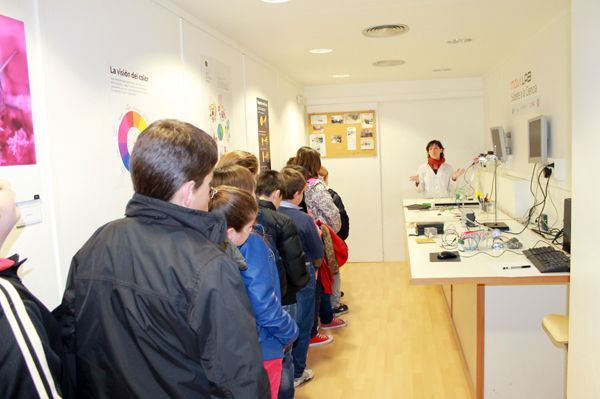 En virtud del acuerdo con el CSIC se instala en el parque La Cubana un trailer dotado con laboratorios para que los ciudadanos puedan visitarlo y participar en experimentos cientficos, Foto 6