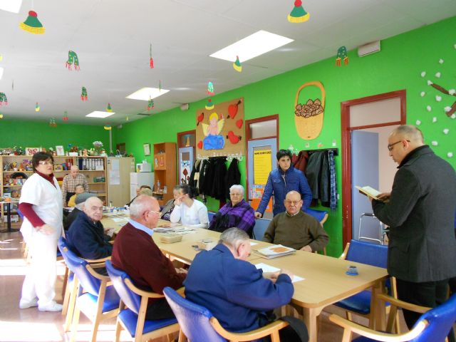 El párroco de Santiago el Mayor de Totana visita a los usuarios de los centros municipales de día para personas mayores dependientes, Foto 1