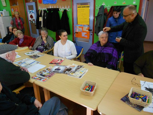 El párroco de Santiago el Mayor de Totana visita a los usuarios de los centros municipales de día para personas mayores dependientes, Foto 2