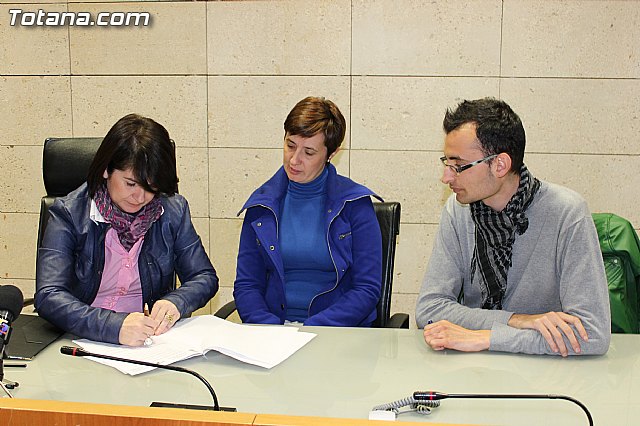 Seis estudiantes de la Universidad de Murcia firman un convenio de colaboracin - 1