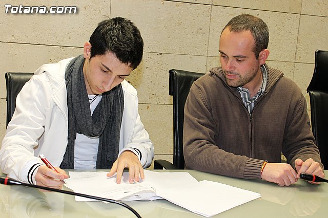 Seis estudiantes de la Universidad de Murcia firman un convenio de colaboracin - 6
