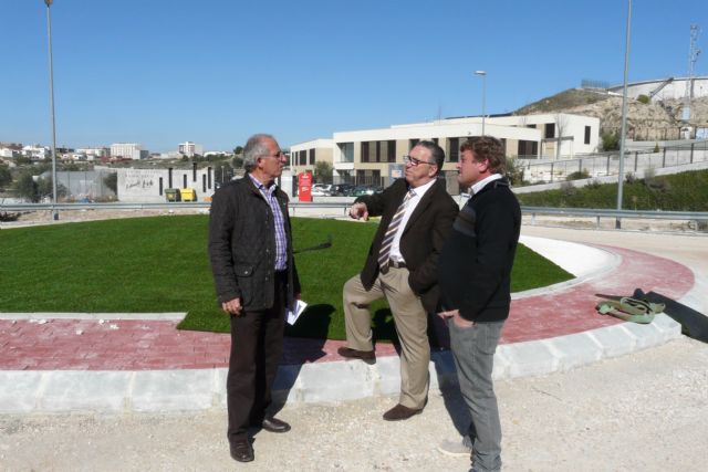 Las obras de construcción de la nueva rotonda de acceso al centro de ASTRADE y al parque de ocio Los Juncos de Molina de Segura llegan a su fase final - 1, Foto 1