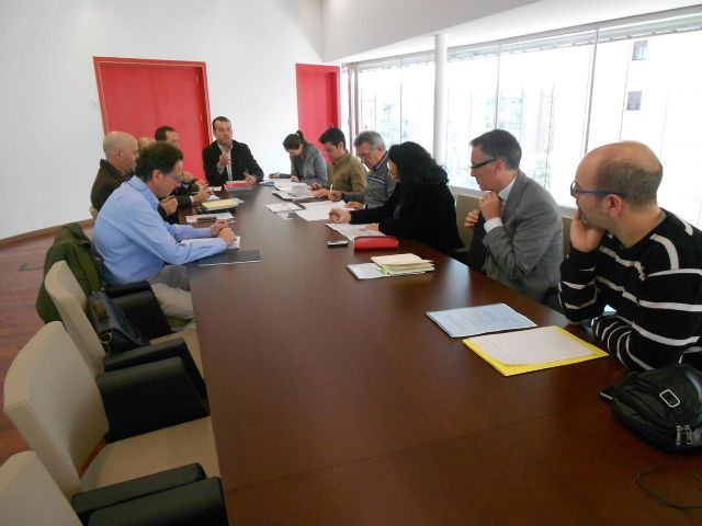 La Comisión de Calidad del Transporte estudia las diferentes propuestas de asociaciones de vecinos y consumidores para la reestructuración del transporte urbano - 1, Foto 1