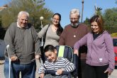 La Iglesia Ecumnica dona una silla especial a un niño de Mazarrn