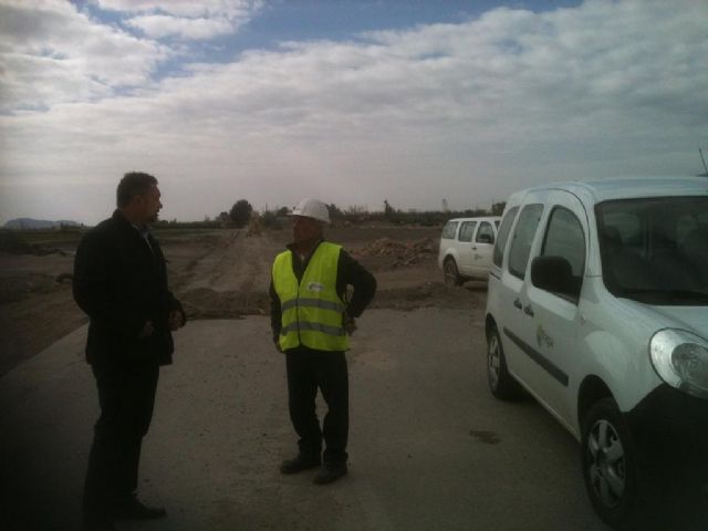 El Concejal de Agricultura supervisa las obras que el Ministerio de Medio Ambiente ejecuta en las pedanías de La Escucha y Almendricos para reparar carreteras afectadas por la inundación - 1, Foto 1