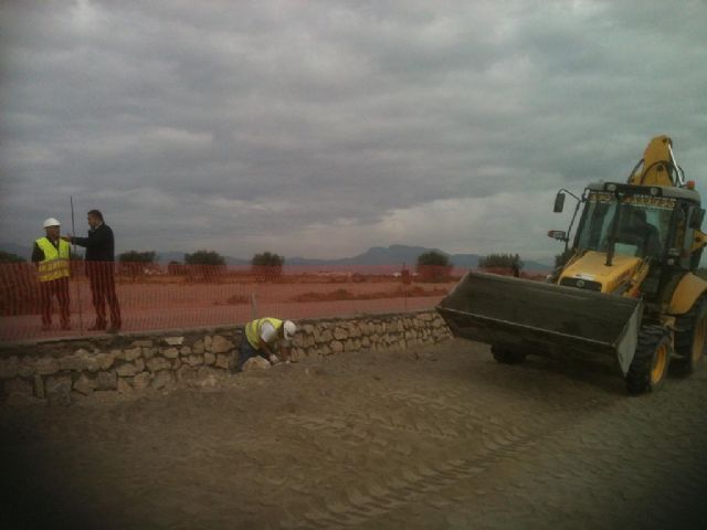 El Concejal de Agricultura supervisa las obras que el Ministerio de Medio Ambiente ejecuta en las pedanías de La Escucha y Almendricos para reparar carreteras afectadas por la inundación - 2, Foto 2