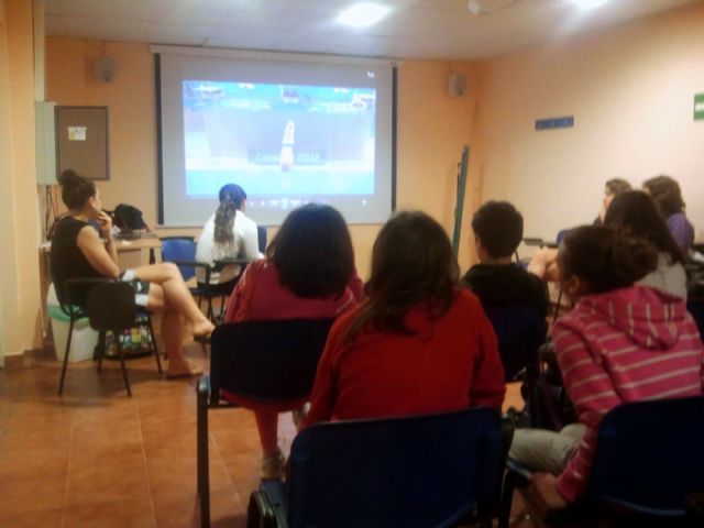 Margarita y Paloma Domínguez acercan el mundo de la natación a los alumnos del CEIP Beethoven - 3, Foto 3