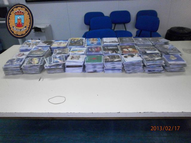 Decomisados cientos de artículos ilegales en el mercadillo de puerto de Mazarrón - 2, Foto 2