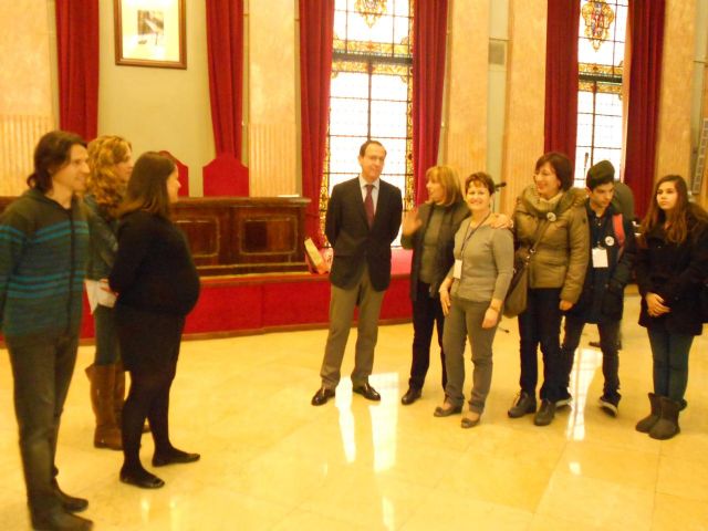 El Alcalde ofrece una recepción a profesores y alumnos del CEIP Maestro Laborda y de centros de Francia, Rumanía, Portugal, Italia, Turquía y Bélgica, que participan en un proyecto Comenius sobre medio ambiente - 2, Foto 2