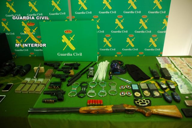 La Guardia Civil desarticula una red que simulaba registros policiales en viviendas para cometer robos, Foto 1