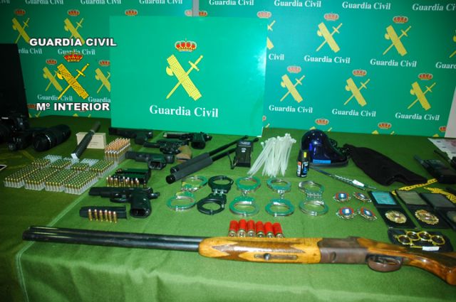 La Guardia Civil desarticula una red que simulaba registros policiales en viviendas para cometer robos, Foto 2