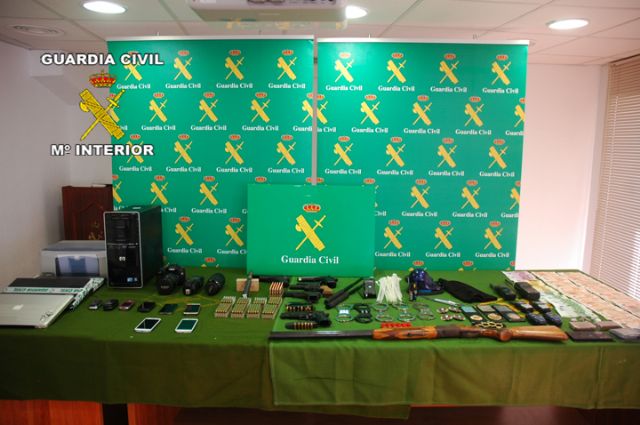 La Guardia Civil desarticula una red que simulaba registros policiales en viviendas para cometer robos, Foto 3