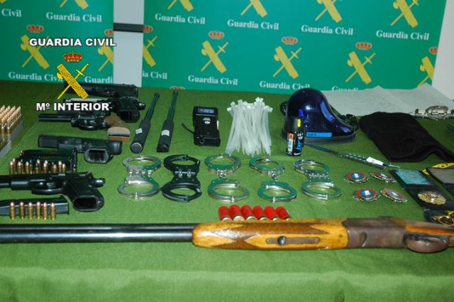 La Guardia Civil desarticula una red que simulaba registros policiales en viviendas para cometer robos, Foto 4