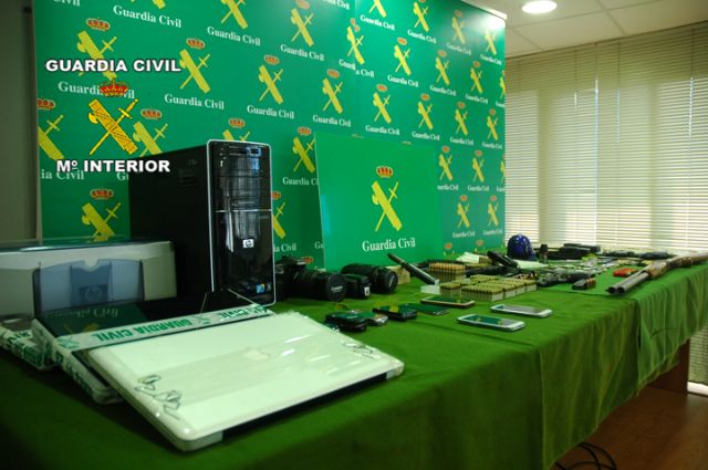 La Guardia Civil desarticula una red que simulaba registros policiales en viviendas para cometer robos, Foto 5
