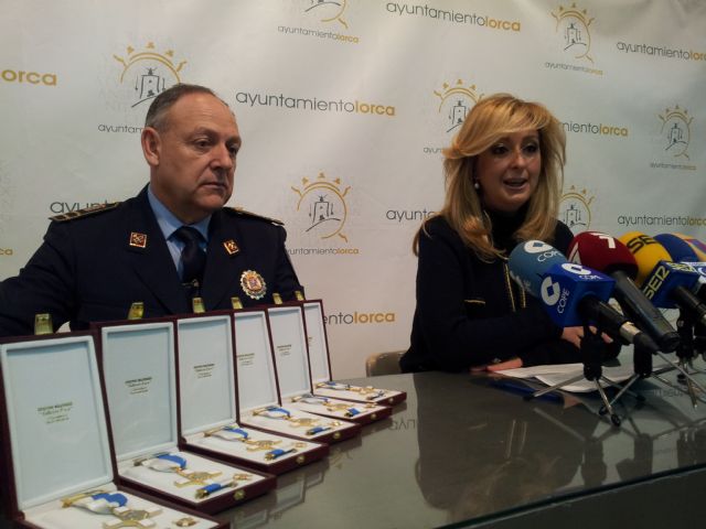 Condecoran a 5 agentes con la Cruz al Mérito de la Policía Local y a las unidades Bravo, Atestados y Señalización con el diploma de reconocimiento de méritos - 1, Foto 1
