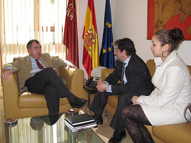 El consejero de Presidencia recibe al presidente de CEFIS - 1, Foto 1